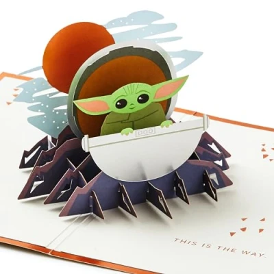Abbildung von Hallmark Star Wars The Mandalorian 3D &amp; Pop Up Karte für jeden Anlass, Grogu Space Pod, Geburtstag, Vatertag, Sohn, Vater, Neffe, Weltraum Thema, Kupfer