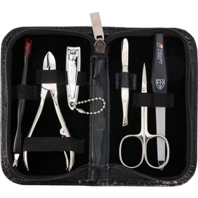 Abbildung von DREI SCHWERTER Germany 6 tlg. Maniküreset &#039;Torino&#039; Set im Nageletui aus Echt Leder schwarz Inhalt: Hautschere, Nagelknipser, Nagelzange, Pinzette, Saphirnagelfeile, Nagelhautentferner