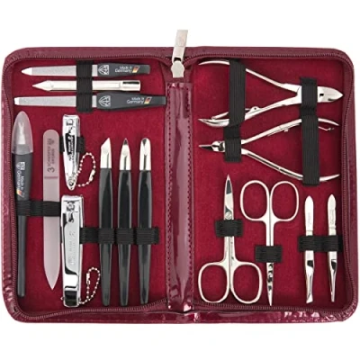 Abbildung von DREI SCHWERTER 16 tlg. Maniküre Pediküre Set &#039;Cinisello&#039; Hochwertiges Nageletui aus Kunstleder zur Hand &amp; Fußpflege. Farbe: Weinrot Inhalt: Nagelschere, Nagelknipser, Pinzette vieles mehr