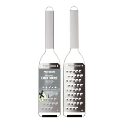 Abbildung von Microplane Küchenreibe Sehr Grob für Kartoffel, Zucchini, Karotte, Apfel, Kohl und Käse mit rasiermesserscharfen Edelstahlklingen aus der Professional Serie