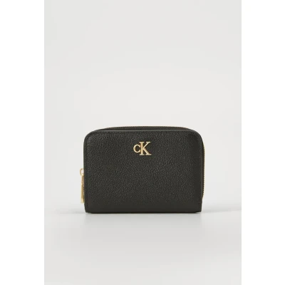 Abbildung von Calvin Klein Damen Geldbörse Minimal Monogram Flap aus Leder, Schwarz (Black), Einheitsgröße