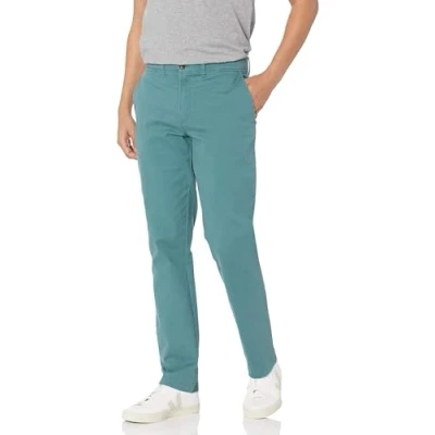 Abbildung von Amazon Essentials Herren Legere Stretch Chinohose mit schmaler Passform, Dunkelgrün, 30W / 30L