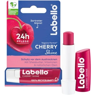 Abbildung von Labello Cherry Shine Lippenpflegestift, Lippenpflege mit zartrotem Glanz für 24h Feuchtigkeit, pflegender Lippenbalsam Sheabutter und Kirscharoma (4,8 g)
