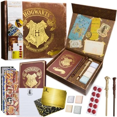 Abbildung von Harry Potter Schreibwaren Set, Geschenkset mit Zauberstab Stiften, Sticker, Notizbuch, und Mehr, Geschenke für Kinder Erwachsene