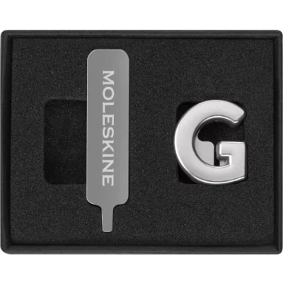 Abbildung von Moleskine Anstecknadel für Notizbuch oder Agenda BuchstabeG, Buchstaben Anstecknadel, Personalisiere den Verschluss mit einem Gummiband, Personalisierte Geschenkideen, Silberfarbe