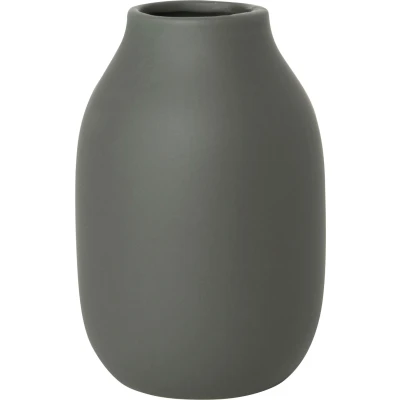 Abbildung von blomus COLORA Vase S aus Steingut, Agave Green, hergestellt in hochwertiger Handarbeit, elegante &amp; dekorative Tischvase, flächenschonend (H / B T: 15 x 10,5 cm, 65905)