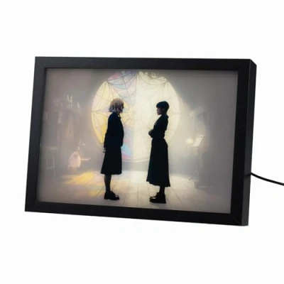 Abbildung von Grupo Erik Bild Wednesday Addams Lampe LED Licht Deko Rahmen mit und Stimmungslicht Schreibtisch Nachttischlampe Kinder Erwachsene Zubehör Offizieller Netflix Merch
