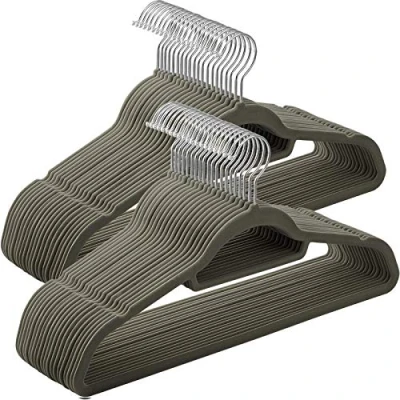 Abbildung von SONGMICS 50 Stück Kleiderbügel Samt, 0,6 cm dick, Anzugbügel Jackenbügel mit Rutschfester Oberfläche, Zwei Einkerbungen, 360 degreedrehbarer Haken, Antirutsch, grau CRF50V, 45 x 23,5