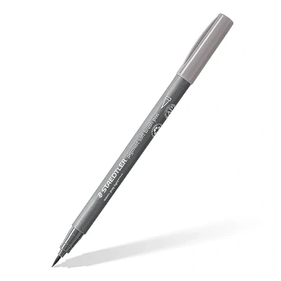 Abbildung von STAEDTLER soft brush pen pigment Arts, hell warmgrau, softe Pinselspitze für besonders variable Linienbreiten, pigmentierte Premium Zeichentusche, wasserfest, 10 pens im Kartonetui, 372 840