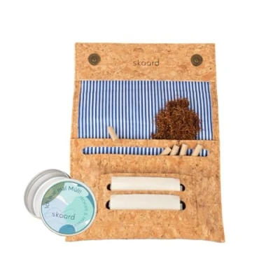 Abbildung von skaard Tabaktasche Kork, Vegan, Für Drehtabak, Papes &amp; Filter, Braun/Blau Weiß