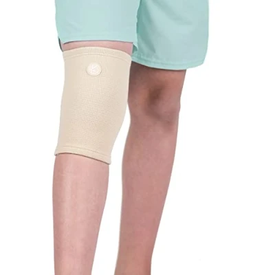 Abbildung von KARM Kniebandage Kinder für Mädchen &amp; Jungen Knie Kompression Bandage Sport Fussball Gymnastik Knieprobleme Kids Compression Knee Sleeve (1 Stück, Beige)
