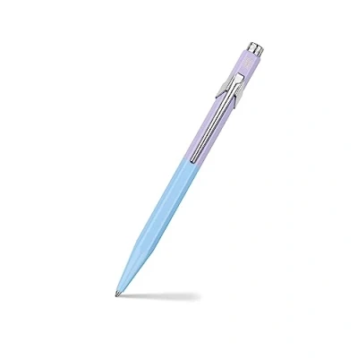 Abbildung von Caran d&#039;Ache 849 PAUL SMITH Kugelschreiber in der Farbe: Sky Blue/Lavender Purple, Aluminium, Goliath Mine Schwarz Medium, Länge: 12,5cm, NM0849.339