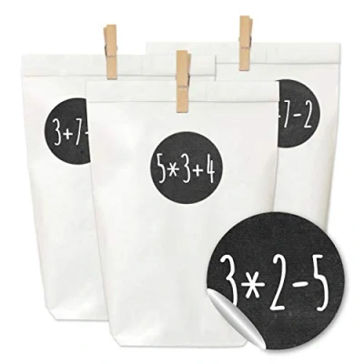 Abbildung von Papierdrachen Adventskalender zum Befüllen und Basteln 24 weiße Papiertüten, Zahlenaufkleber Holzklammern Motiv Rechenaufgaben schwarz für Kinder Erwachsene Set Nummer 68
