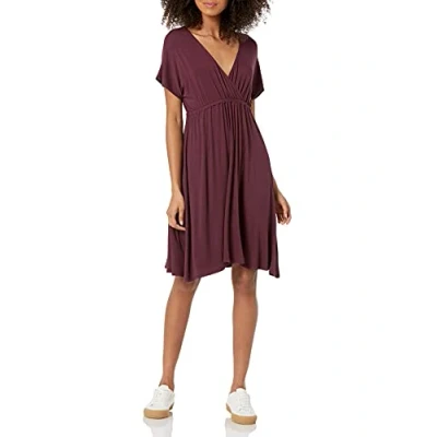 Abbildung von Amazon Essentials Damen Surplice Kleid (Erhältlich in Übergröße), Burgunderrot, M