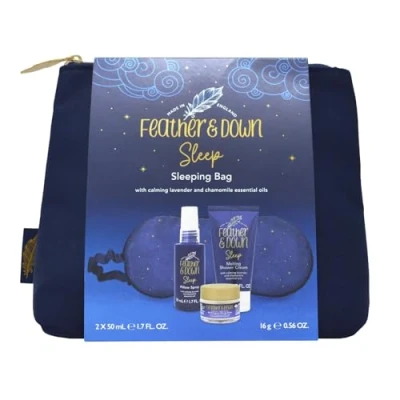 Abbildung von Feather &amp; Down Schlaftasche Geschenkset (luxuriöse Augenmaske, Schlafbalsam, Kopfkissenspray, Duschcreme) mit beruhigenden ätherischen Ölen aus Lavendel und Kamille. Ohne Tierversuche. Vegan.