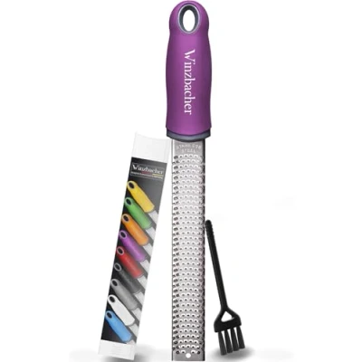 Abbildung von Winzbacher Premium Zester Reibe I Parmesanreibe, Zitronenreibe, Muskatnuss Reibe, Ingwerreibe u.v.m. rasiermesserscharfe Edelstahl Klinge Spülmaschinenfest inkl. Schụtz &amp; Reinigungsbürste