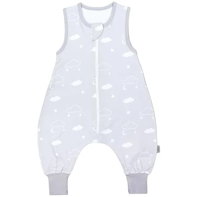 Abbildung von TupTam Sommerschlafsack Baby mit Füßen Leichter Schlafsack Sommer 0.5 TOG, OEKO TEX, Farbe: Wolken Sternen und Mond Grau (Clouds), Größe: 68 74