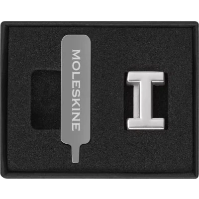 Abbildung von Moleskine Anstecknadel für Notizbuch oder Agenda BuchstabeI, Buchstaben Anstecknadel, Personalisiere den Verschluss mit einem Gummiband, Personalisierte Geschenkideen, Silberfarbe