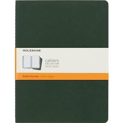 Abbildung von Moleskine Cahier Journal Set mit 3 Notizbüchern linierten Seiten Kartonumschlag und sichtbaren Baumwollstichen Myrtefarbe Sehr großes Format 19 x 25 cm 120 Seiten.