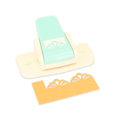 Abbildung von Craftelier Randlocher zur Herstellung dekorativer Deckchenränder mit großen Blumen auf Papier und Karton speziell für Scrapbooking Größe ca. 4,2 x 3,6 cm