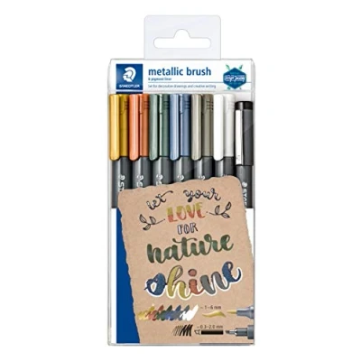 Abbildung von STAEDTLER metallic brush Marker, Pinselspitze, Lininenbreite 1 2 mm, deckend auf hellem und dunklem Papier, 6 Marker in sortierten Farben pigment liner 308 C2 9 im Etui, 8321 TB7