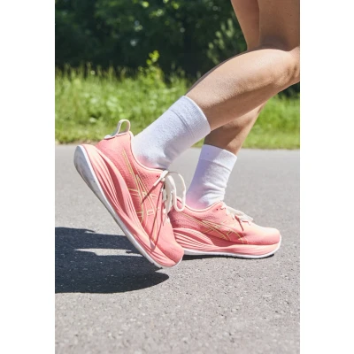 Abbildung von Asics Gelcumulus 27 Laufschuh Straße, Damen, Größe: 38, Guava/lime green Schuhe
