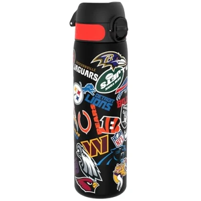 Abbildung von ION8 Trinkflasche, 500 ml, Auslaufsicher, Einhandöffnung, Sichere Verriegelung, Spülmaschinenfest, BPA frei, Tragegriff, Klappdeckel, Leicht zu Reinigen, Klimaneutral, NFL Patch Design