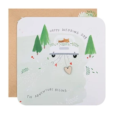 Abbildung von Hallmark Glückwunschkarte zur Hochzeit, modernes quadratisches Design mit geprägten Details und hölzernen Herz Anhängern