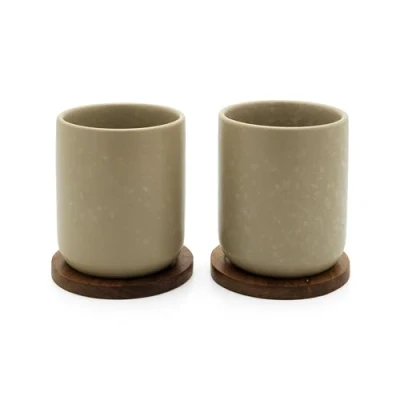 Abbildung von Bredemeijer Teebecher Set 2 teilig beige aus Keramik Steingut Tassen je 200 ml &amp; Holzuntersetzer