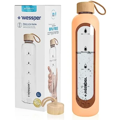 Abbildung von Wessper Trinkflasche Glas 1L mit Zeitmarkierungen, BPA frei Trinkmotivation Borosilikat Wasserflasche, Luftdichte Glasflasche Bambus Deckel Wiederverwendbar Silikonhülle Pfirsich