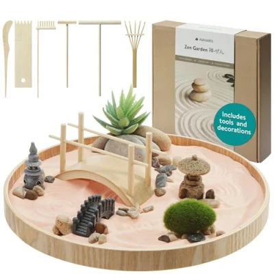 Abbildung von Navaris Mini Zen Garten Kit Miniatur Sand mit Zubehör Deko Zengartenset inkl. u.a. Steine Rechen Pagode Brücke rundes Tablett in Pink
