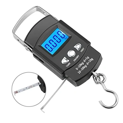 Abbildung von VILLAGEBOOM Kofferwaage Hängewaage bis 50KG I Gepäckwaage mit praktischem Maßband digital Produkt sozialem Mehrwert