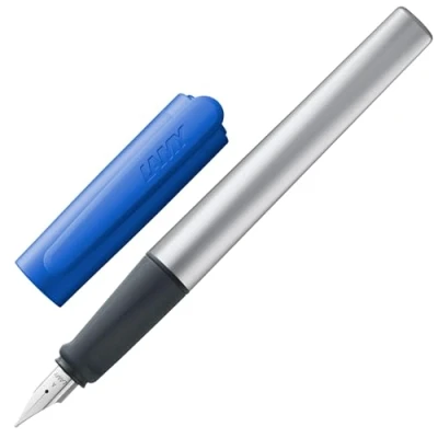 Abbildung von Lamy nexx blue Füller Füllhalter mit rutschfestem Griff &amp; polierter Linkshänder Stahlfeder (LH) in Strichbreite M dreieckiges Gehäuse aus Aluminium inkl. Tintenpatrone T 10 blau