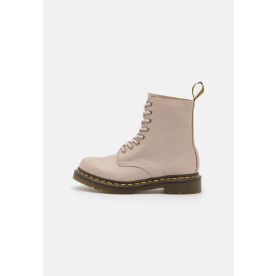 Abbildung von Dr. Martens Damen 1460 Pascal Boots, Vintage Taupe, 36 EU