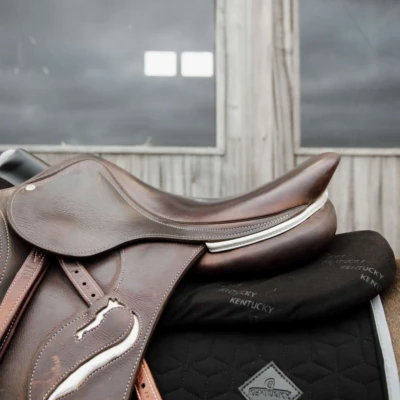 Abbildung von Kentucky Sattelunterleger Correction Impact Schwarz Warmblut 18mm