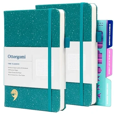 Abbildung von Ottergami Notizbuch Set mit Punktraster, 150 g/m², gepunktetes Notizbuch, A5, 2 Stück, grün gesprenkelt, inklusive Schablonen, Rückentasche und Stifthalter