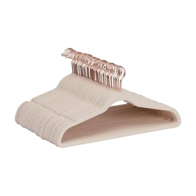 Abbildung von Amazon Basics Kleiderbügel für Anzüge, Samt, schmal, rutschfest, 50 Stück, Rosa (Blush), Gold