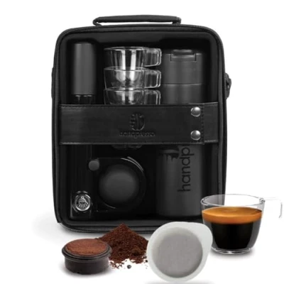 Abbildung von Handpresso Pump Set Tragbare Espressomaschine mit Koffer, 4 Tassen und Thermoflasche. Outdoor Kaffeekocher schwarz. Kaffeemaschine für ESE Kaffeepads gemahlenen Kaffee.