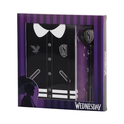Abbildung von Karactermania Wednesday Varsity Geschenkbox mit Tagebuch und Fashion Kugelschreiber, Schwarz
