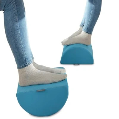 Abbildung von Leitz Schreibtisch Fußstütze, verstellbare Bein &amp; Kniestütze, ideal im Home Office, lindert Schulter Rückenschmerzen, Schaumstoff mit Stoffbezug, IGR zertifiziert, Ergo Cosy Serie, Blau, 53710061