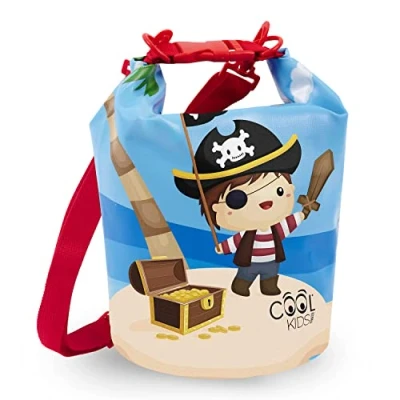 Abbildung von PERLETTI Kinder Dry Bag 5L Wasserdicht Wasserabweisende Badetasche für Kleine Jungen Licht Blau Trockenbeutel Packsack Rucksack Schwimmen Strand See Kindergarten Sport 25x18x18 cm (Pirat)