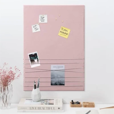 Abbildung von Navaris Pinnwand Collage Fotowand aus Samt 70x50cm Bilderhalter Fotohalter mit Schnur für Fotos Bilder Postkarten inkl. Stecknadeln Pink