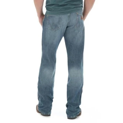 Abbildung von Wrangler Herren Retro Relaxed Fit Boot Cut Jeans, Rocky Top, 34W / 30L