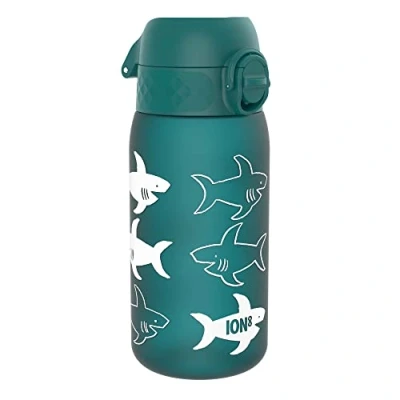Abbildung von Ion8 Kinder Trinkflasche, 350ml, Auslaufsicher, Einhandöffnung, Sichere Verriegelung, Spülmaschinenfest, BPA frei, Tragegriff, Klappdeckel, Leicht zu Reinigen, Klimaneutral, Hai Design