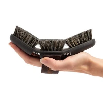 Abbildung von Animalon CareFlex Naturkardätsche Flexible &amp; hochwertige Schweineborsten Kardätsche für Pferde mittel harte Pferdebürste mit Klettverschluss angenehme Fellpflege