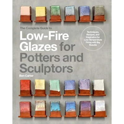 Abbildung von The Complete Guide to Low Fire Glazes for Potters and Sculptors: Techniques, Recipes, Inspiration Temperature Firing with Big Results (Mastering Ceramics)