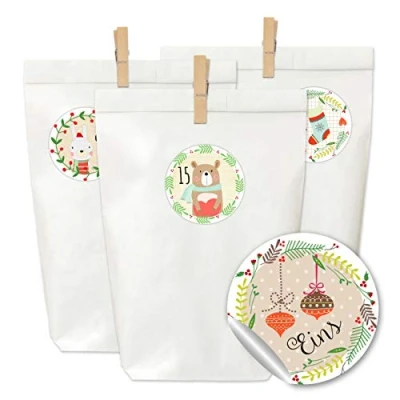 Abbildung von Papierdrachen Adventskalender zum Befüllen und Basteln 24 weiße Papiertüten, Zahlenaufkleber Holzklammern Motiv Weihnachten im Wald für Kinder Erwachsene Set Nummer 22