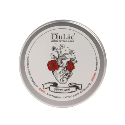 Abbildung von Dulàc Beruhigender Tattoo Butter reich an Panthenol (5%), Shea und Calendula Creme spendet Feuchtigkeit, beruhigt repariert die Haut mit natürlichen Wirkstoffen