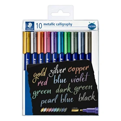 Abbildung von STAEDTLER metallic calligraphy Marker mit Kalligrafie Spitze, Lininenbreite 2,8 mm, deckend auf hellem und dunklem Papier, leicht abwischbar von glatten Oberflächen, 10 im Etui, 8325 TB10