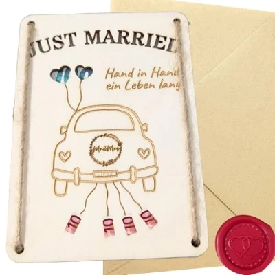 Abbildung von Woodland Mail Geldgeschenk Hochzeit aus Holz mit detaillierter Gravur Karte Just Married